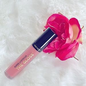 New with tags REVLON SUPER LUSTROUS “THE GLOSS”  in SUPER NATURAL non sticky